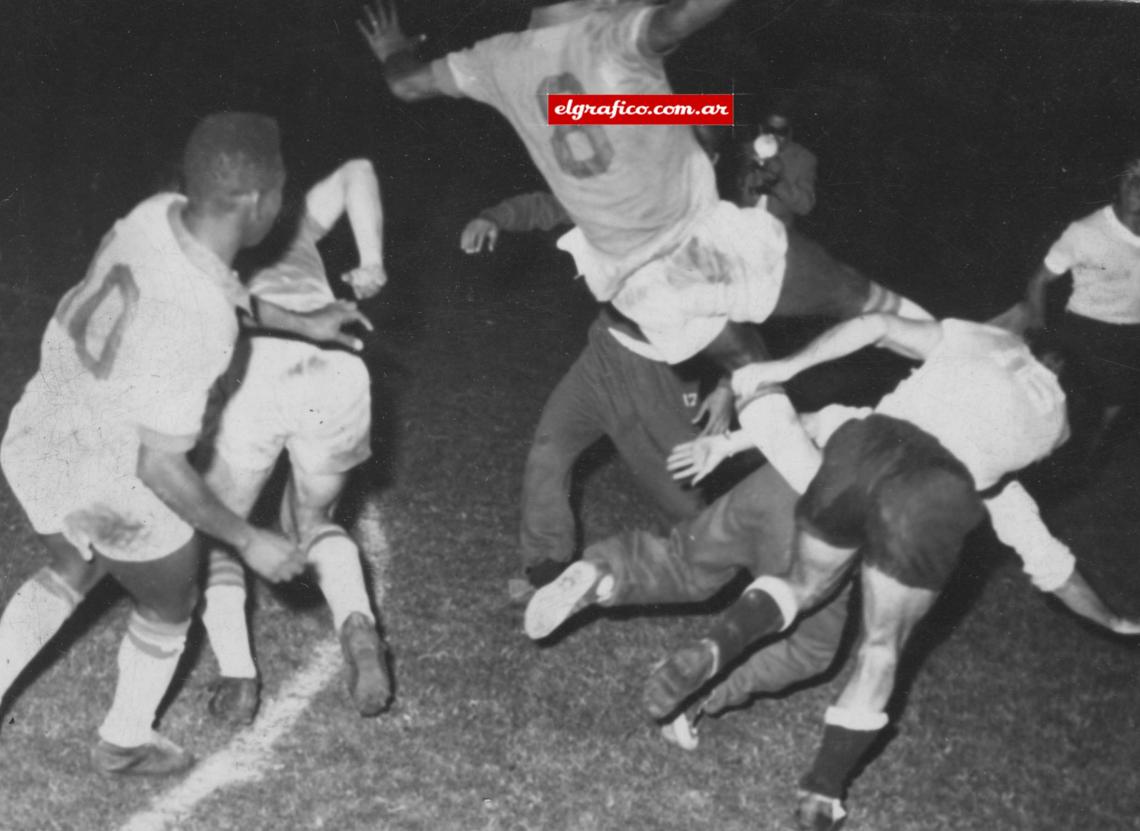 Imagen Segunda batalla campal al finalizar el partido. Didí fue atacado por Sasía y De Marco y luego repelió la agresión. Aquí lo vemos saltando sobre Roque Fernández, el 17 suplente y otro uruguayo incógnito. Los brasileños recibieron mucho, pero no dieron menos.