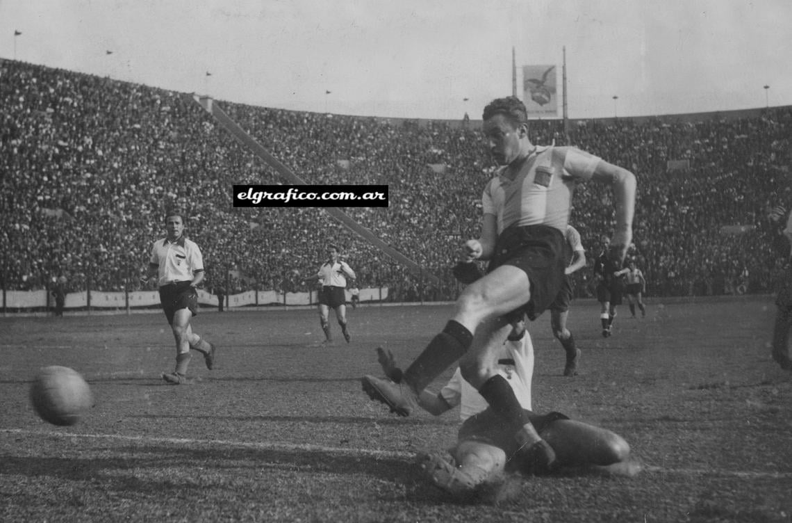 Esto fue en julio de 50... Mario, con la casaca de Racing, en el mismo año del regreso a Italia. La zurda ¨que no era tan de palo¨....
