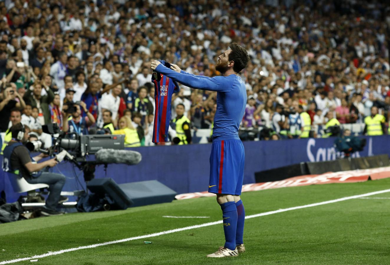 Imagen En abril de 2017 Messi llegó a los 500 goles y lo celebró con la camiseta de Barcelona en sus manos de cara a los hinchas de Real Madrid 
