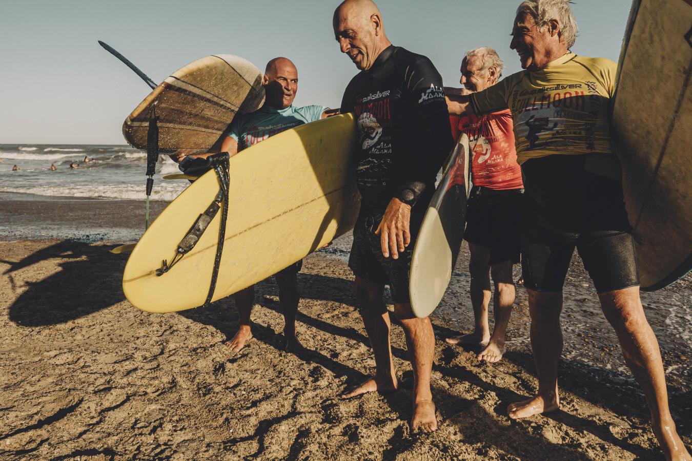 Imagen Los cuatro Legends saliendo de su heat, con Fernando Aguerre a la cabeza. Todos con más de 50 años en el agua.