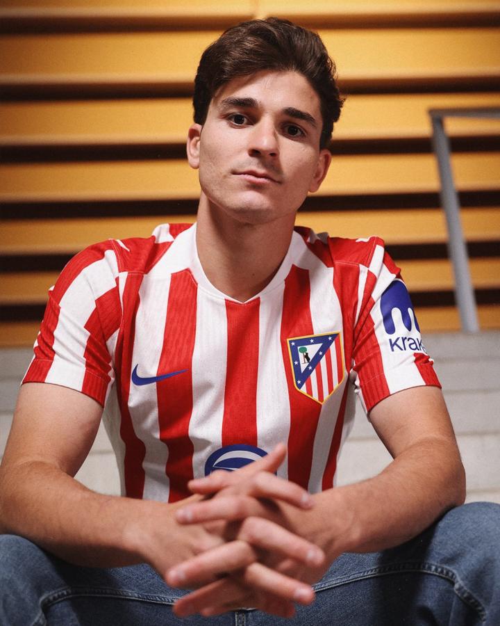 Imagen Julián Álvarez luce con orgullo la nueva camiseta del Atlético.