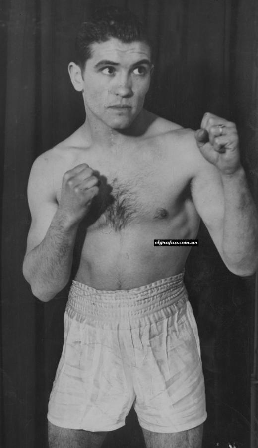 Imagen Pascualito en sus comienzos como profesional. Nació el 4 de mayo de 1926 en Mendoza. Peleó como rentado entre 1952 y 1964. Campeón mundial, desde 1954 a 1960. 