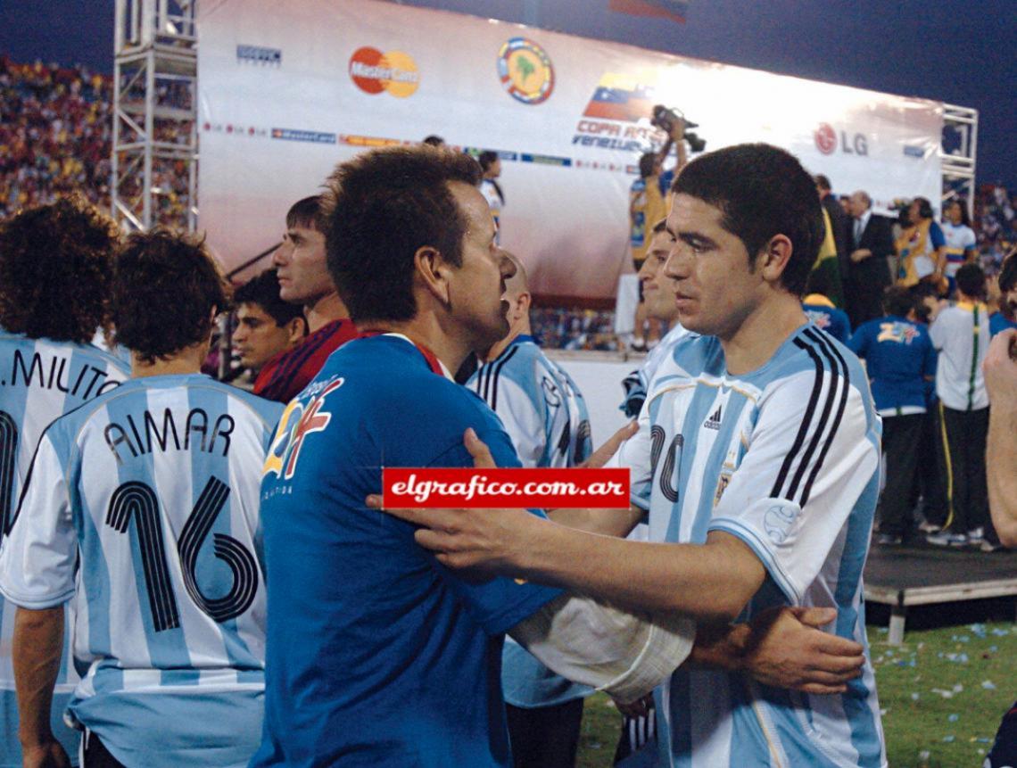 Imagen Con Basile como técnico de la selección y Messi de compañero, Riquelme juega la Copa América 2007 en Venezuela. Argentina tuvo un buen torneo, pero en la final cayó con Brasil 3-0 en Maracaibo. En la foto saludando al técnico de Brasil, Dunga, en la premiación.