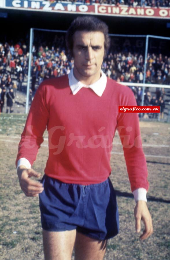Imagen Su debut futbolístico fue en Colón de Santa Fe, luego pasó por Racing hasta llegar a Independiente, donde logró sus mayores logros como jugador.
