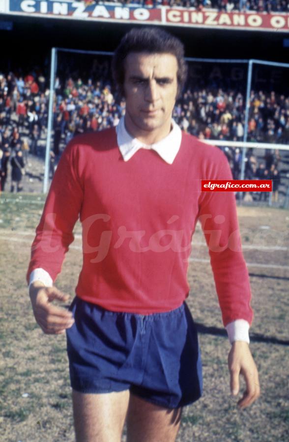 Su debut futbolístico fue en Colón de Santa Fe, luego pasó por Racing hasta llegar a Independiente, donde logró sus mayores logros como jugador.