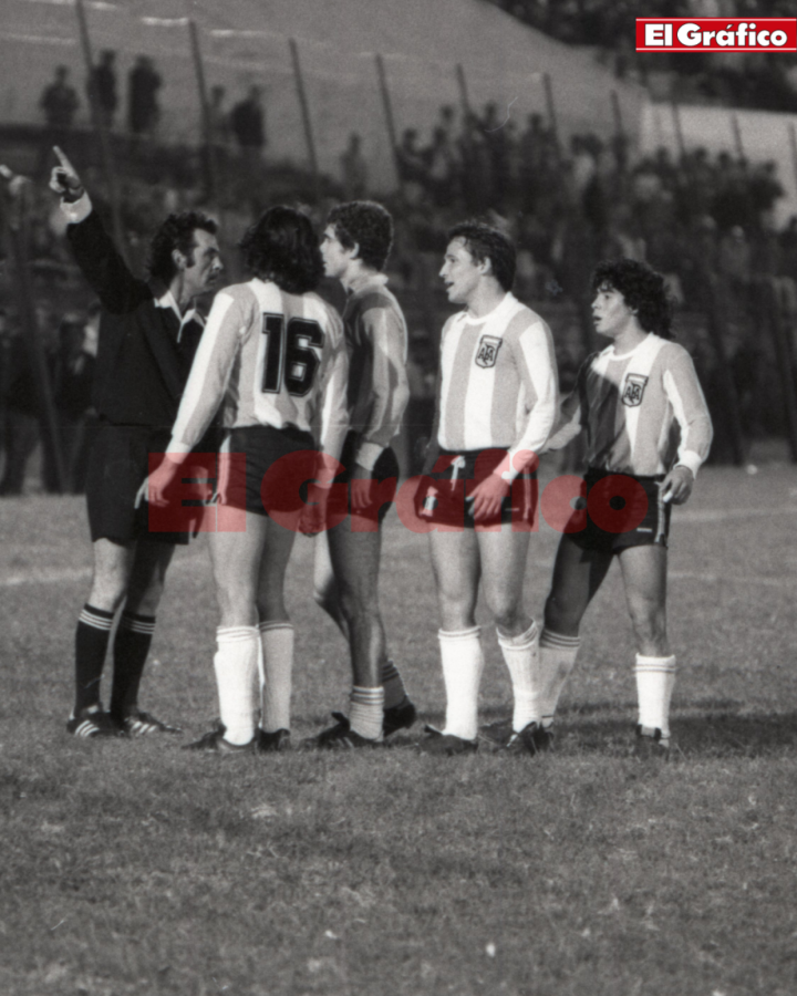 Imagen Una acción del 31 de agosto de 1977: el debut de Diego con la 10 de la Selección