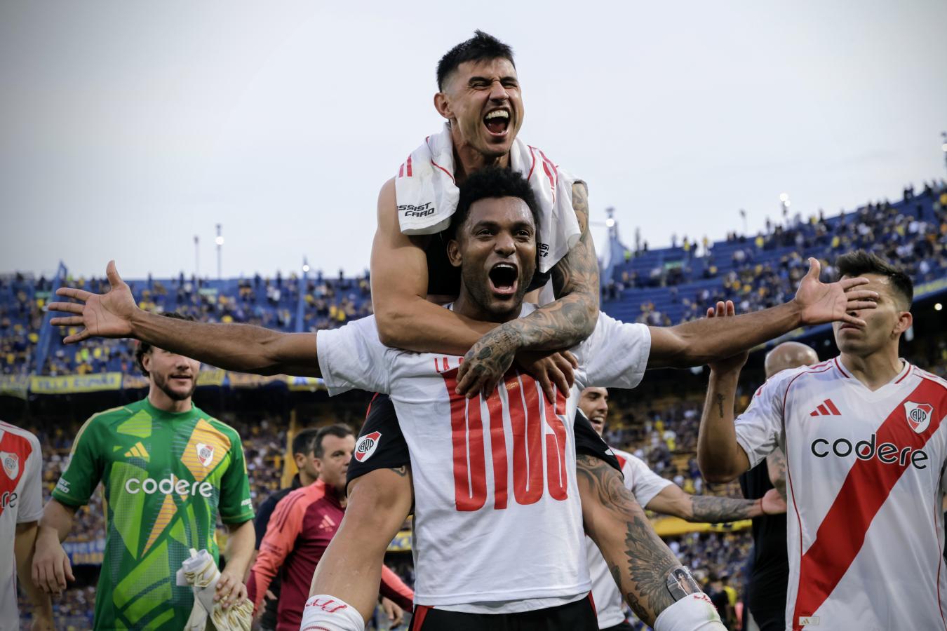 Imagen Marcos Acuña y Adam Bareiro, festejan con Miguel Borja.