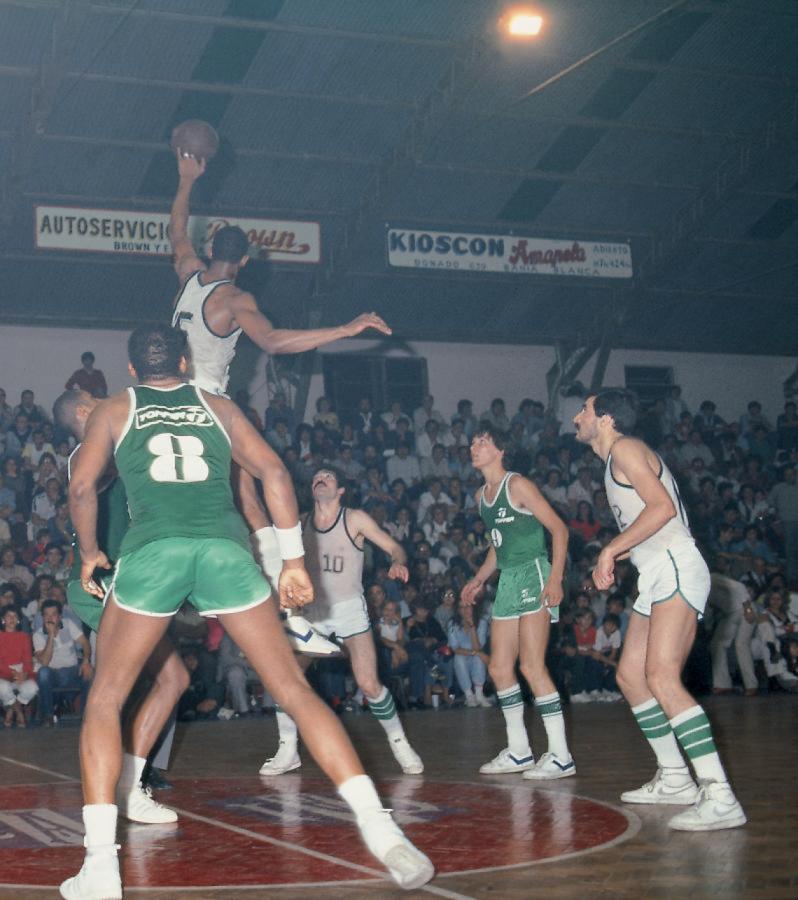 El partido Nº 1: 26 de abril de 1985. Marcelo palpita el salto inicial ante Pacífico en Bahía Blanca.