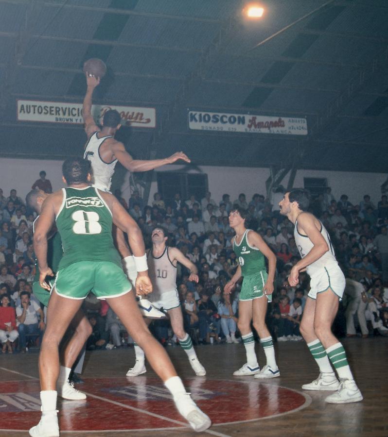 Imagen El partido Nº 1: 26 de abril de 1985. Marcelo palpita el salto inicial ante Pacífico en Bahía Blanca.