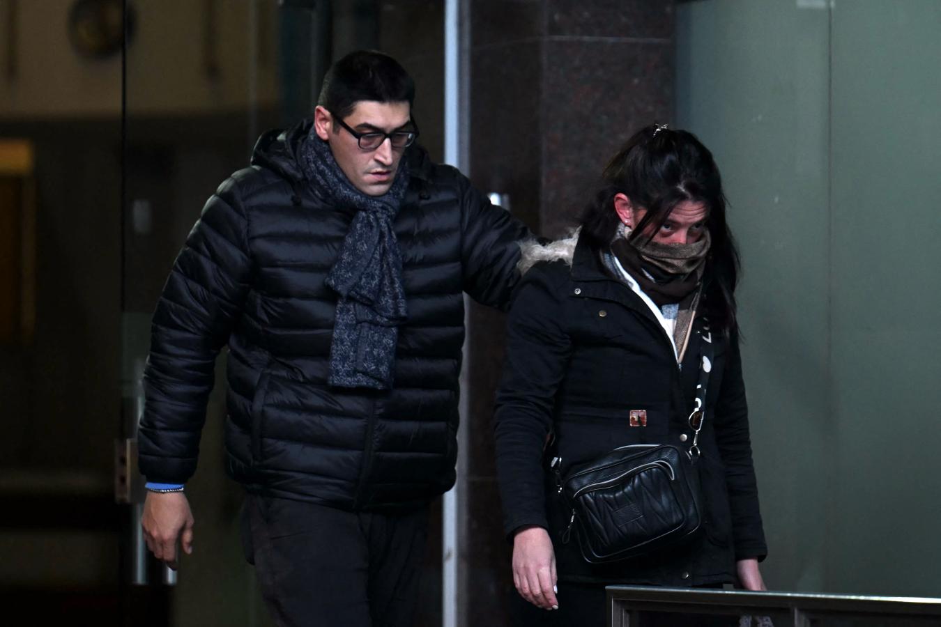 Imagen Jonathan Espósito, sobrino de la leyenda del fútbol argentino Diego Maradona, abandona el juzgado tras una audiencia del juicio por la muerte de su tío
