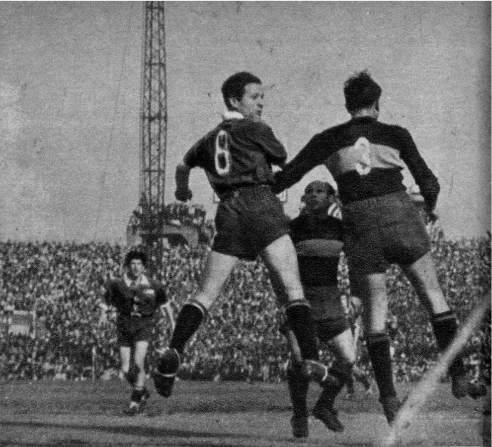 Imagen En el fútbol internacional Stábile señala que una cosa es jugar en un certamen de esta parte de América, otra en Europa y otra en casa contra los grandes conjuntos del Viejo Mundo y recuerda que en Lisboa no se sintió bien Cecconatto, quien luego fue utilísimo en el sudamericano. Aquí lo tenemos cabeceando junto a Colman. 