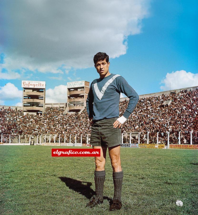 Una postal de la década del ’60, como diría Pinky en sus programas. Las torres del viejo Fortín, demolidas cuando se hizo la remodelación para el Mundial ’78. Y la ropa que vestía Vélez por aquel entonces. La estampa de Daniel con la camiseta alterna.