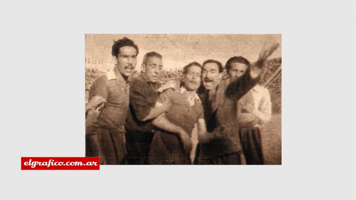 Imagen López aparece en la fotografía después de la conquista. El hincha que lo aprisiona expresa su enorme alegría, mientras José Laguna trata de que no cansen más al centre-forward que marcó los dos tantos de Huracán y, con ello, le dio la victoria a su equipo. 