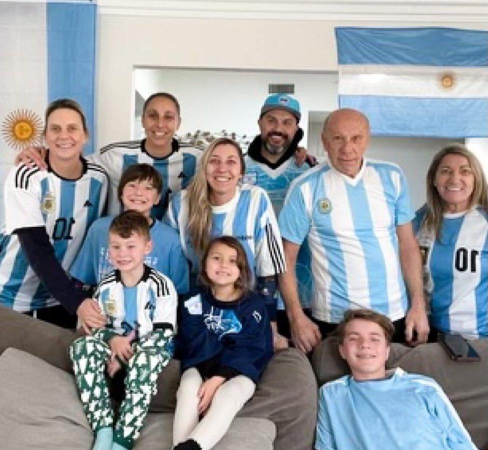 Imagen Taurasi y su familia, todos con la celeste y blanca