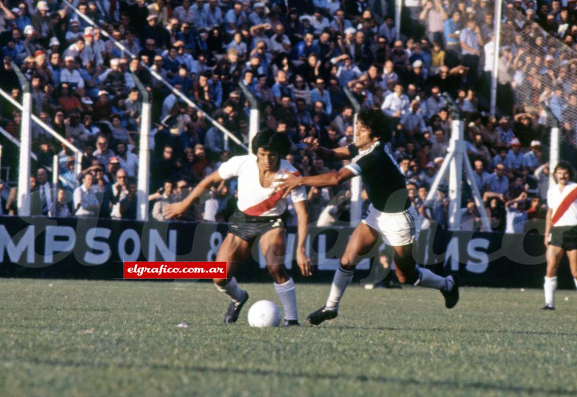 Imagen El riojano debutó en River en 1978, su primer ciclo terminó en 1982, cuando se fue a jugar al fútbol italiano. Su segundo paso por River fue entre 1991 y 1993.