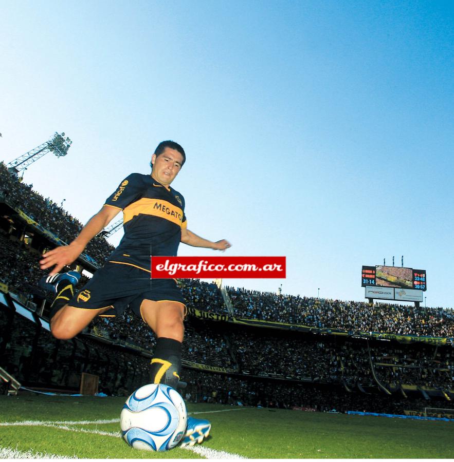 Imagen Después de descontar 11 puntos de ventaja, con Palermo lesionado, Boca llega a la definición del Torneo Apertura 2008 jugando un triangular de desempate con San Lorenzo y Tigre. El 23 de diciembre Boca se consagra campeón.