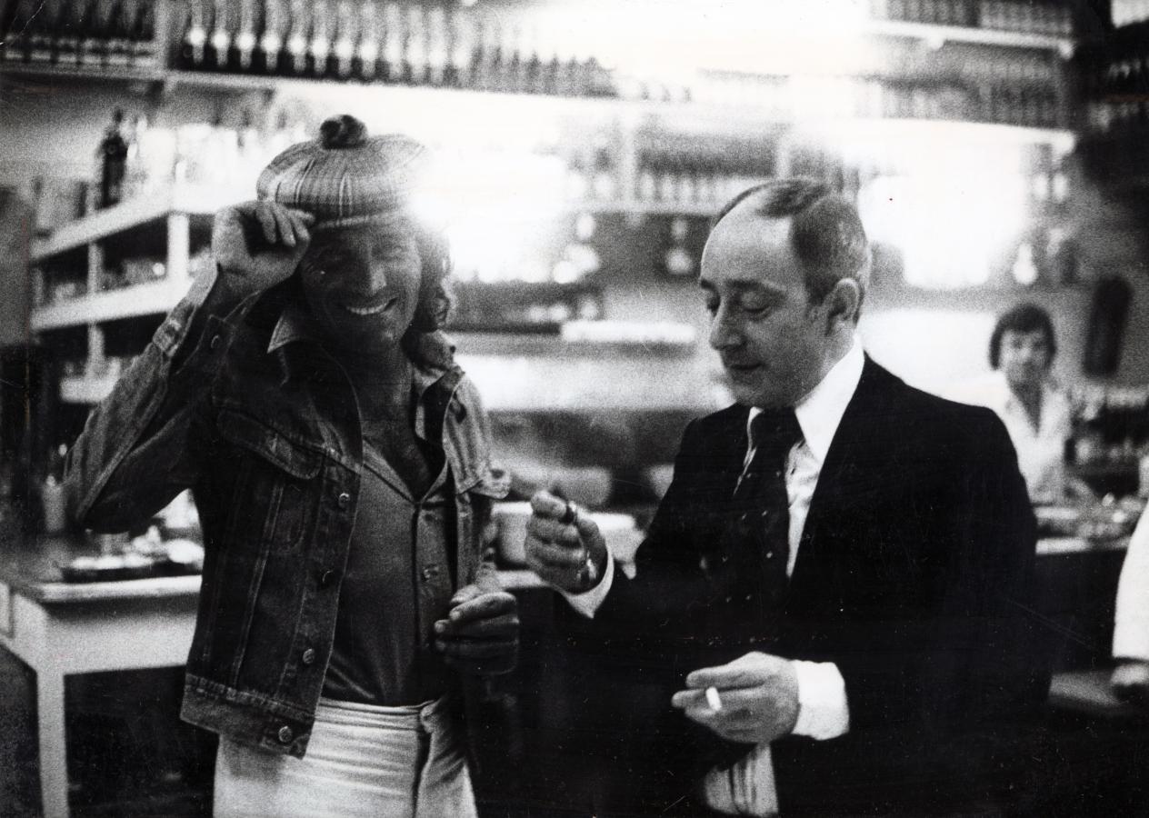 Imagen 19 de agosto de 1977: cumpleaños de Gatti, junto con el capocómico Alberto Olmedo.