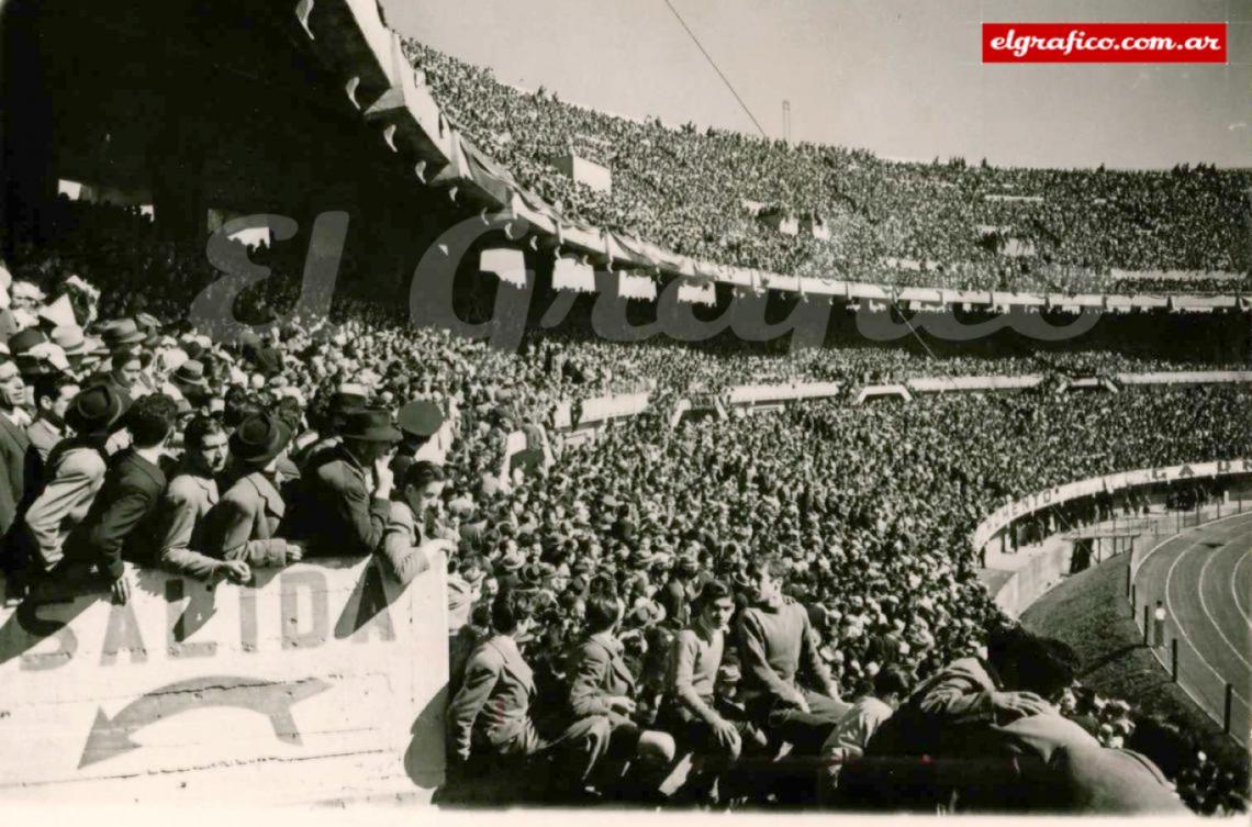 Imagen Los hinchas y vecinos colmaron las instalaciones del cómodo y moderno estadio. Su inauguración fue en 1938.