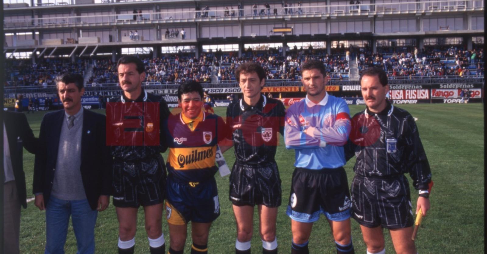 Imagen La camiseta del último gol de Maradona de jugada luce impoluta en la caja fuerte de Luis Oliveto. Fue el 2-0 ante Belgrano por el Clausura 1996, luego de fallar un penal (ARCHIVO EL GRÁFICO)