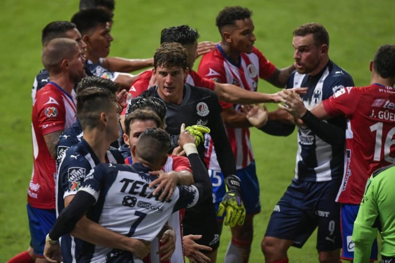 Imagen Rogelio Funes Mori señala a Werner y le dedica el tanto. Sus compañeros lo contienen mientras que los jugadores de San Luis lo increpan.