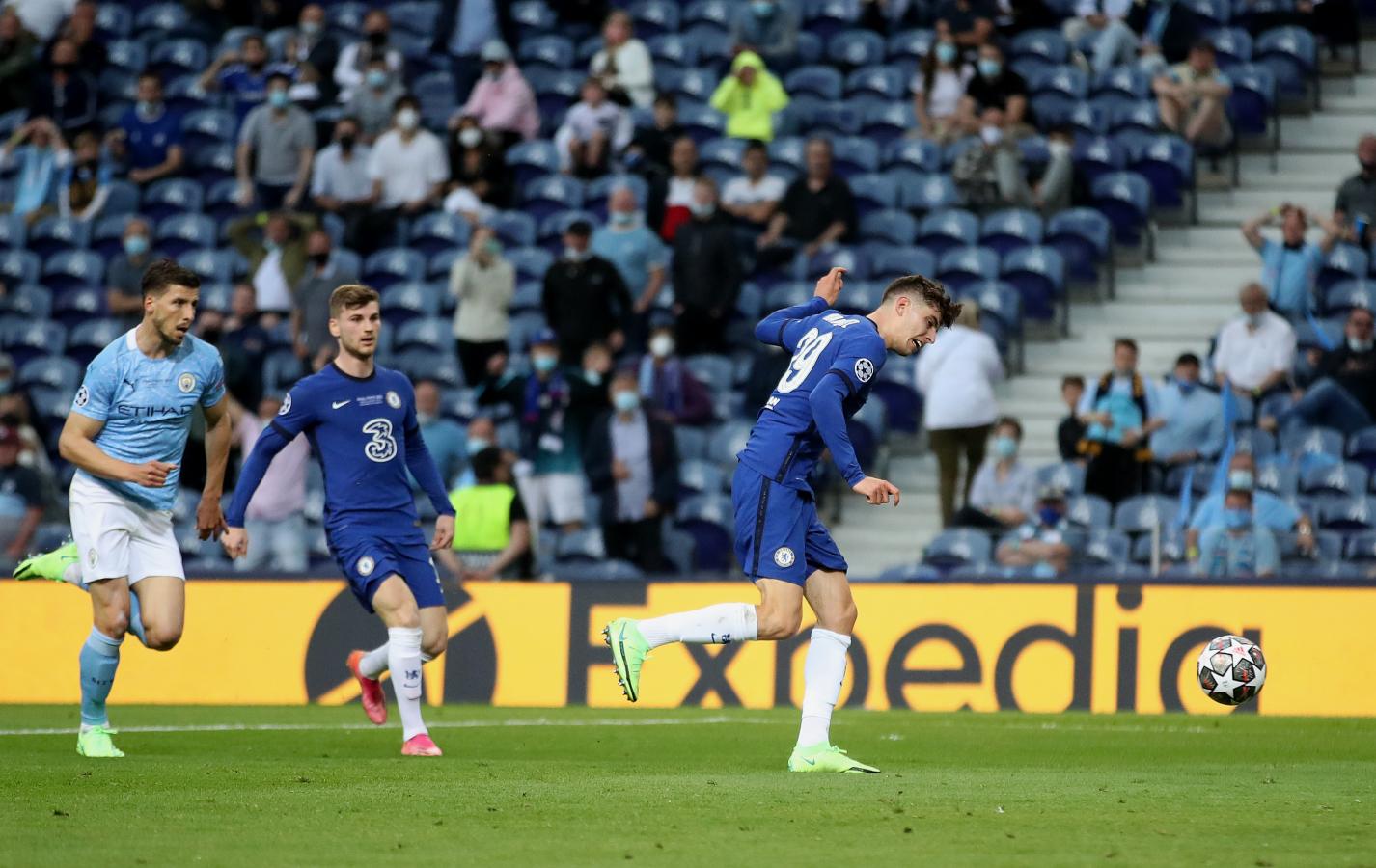 Imagen La Cobra Havertz acaba de dejar atrás a Ederson y define con su pie izquierdo con el arco vacío. El alemán puso el 1-0 parcial para el equipo de Londres. Foto: @ChelseaFC