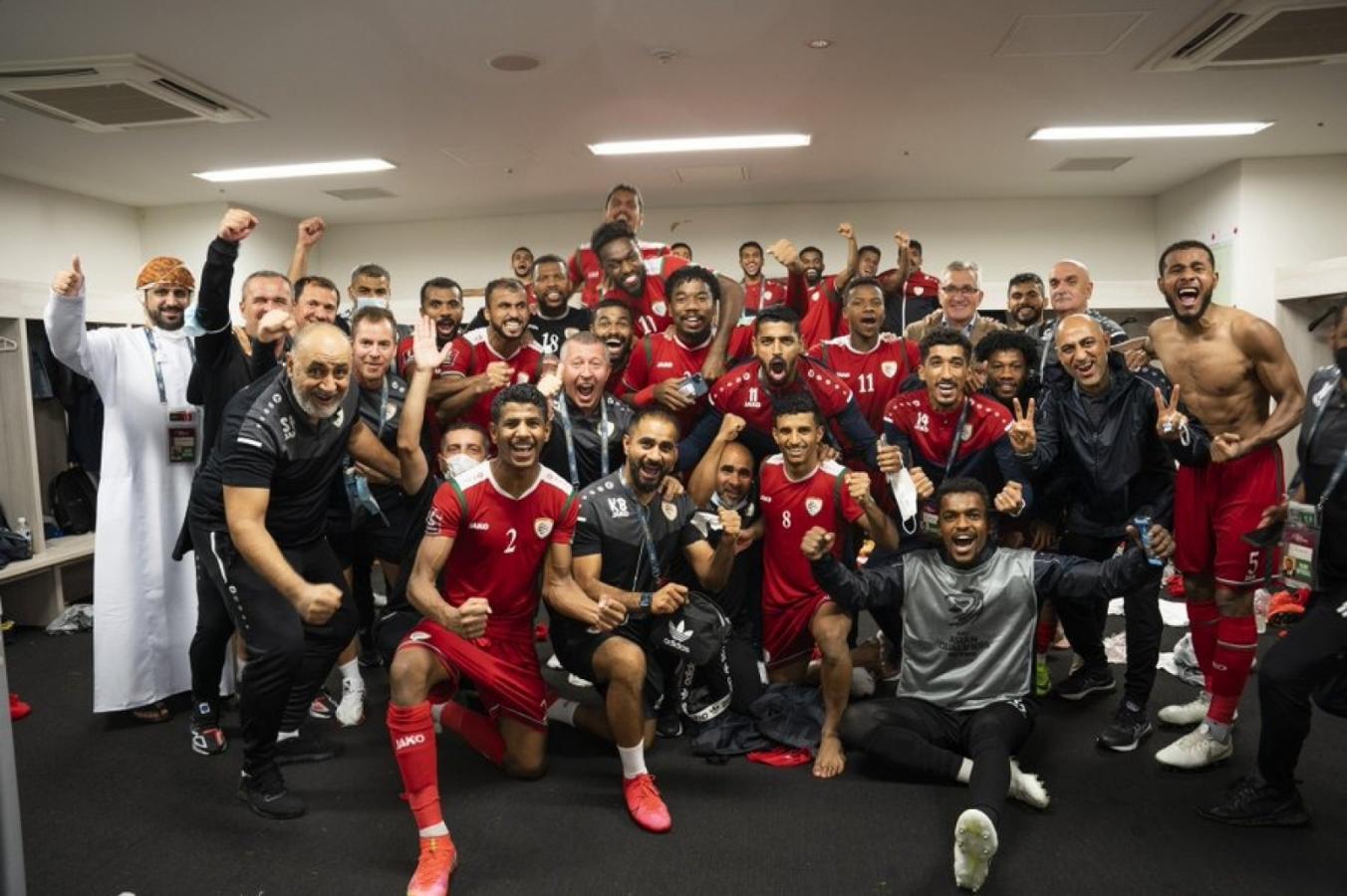 Imagen La felicidad en el vestuario de Omán tras la gesta ante Japón.