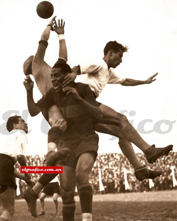 Imagen En esta foto de un partido entre Boca Juniors y Platense vemos a Domingos da Guía, Yustrich, "Huesito" Sánchez y Molina. Destacamos la presencia del zaguero brasileño Domingos, valor excepcional que sobresale entre lo mejor que haya tenido en cualquier época el fútbol de su patria.