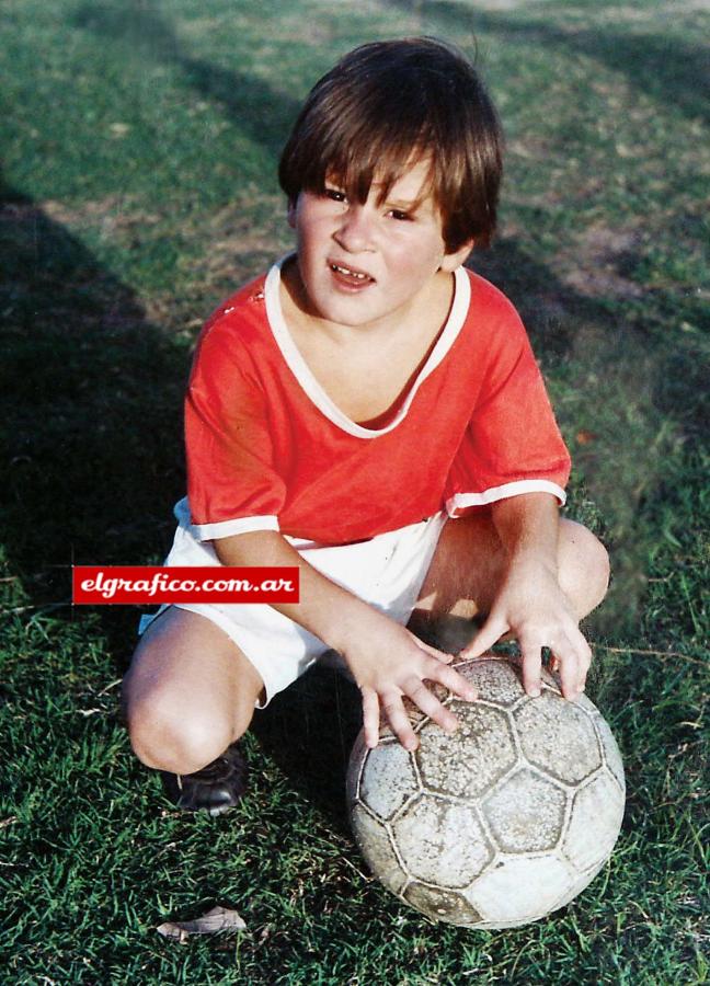 En su Rosario natal. Messi y la pelota, juntos desde temprano.