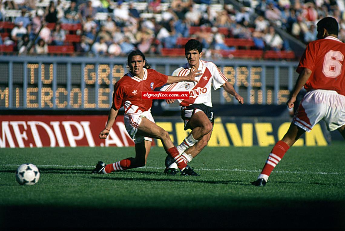 Imagen Sorín frente a ortega, cuando tenía el pelo largo, luego se cotnagió del look que usaba la Selección por aquel entonces.