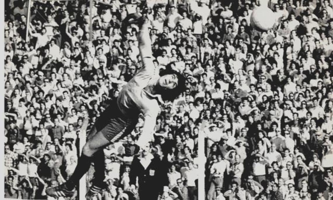 Imagen Barisio volando defendiendo el arco de Gimnasia y Esgrima La Plata.