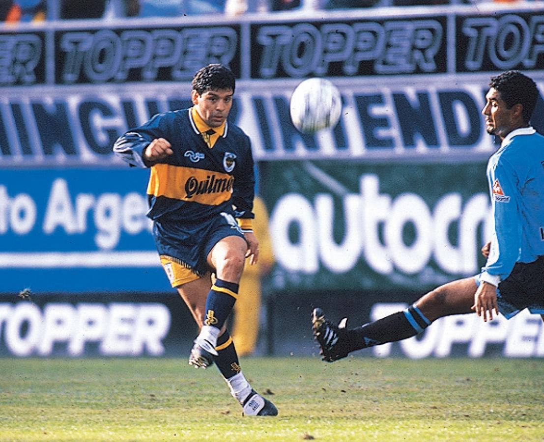 “Maradona es una gran persona...” dice una de las canciones del último disco de Calamaro. El Diez es uno de los amigos futbolistas del músico y participa en “Honestidad brutal” cantando una de las canciones.
