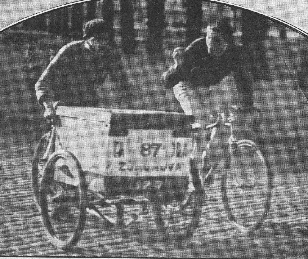 1935. Carrera de triciclos de reparto El Gr fico