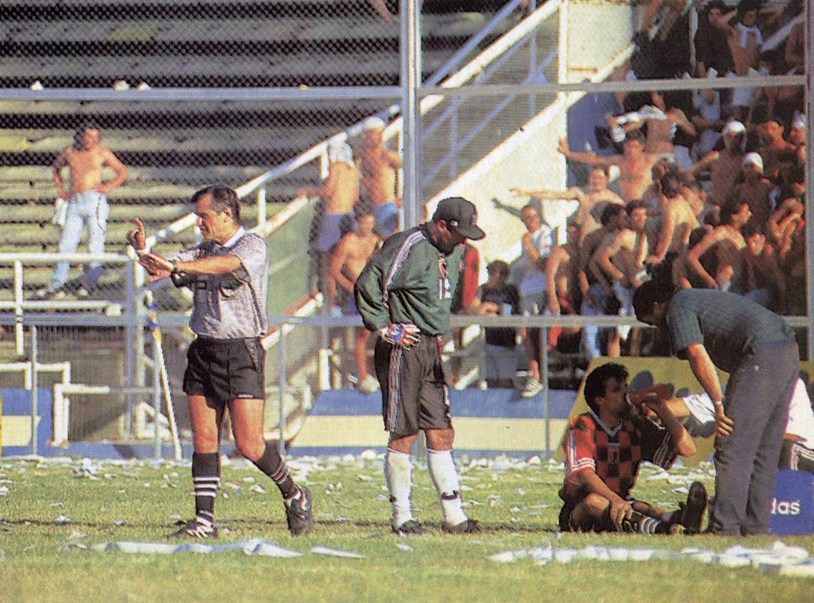 El final: Roberto Ruscio indica el “no va más” al comprobar la lesión del uruguayo Herrera. Goycochea mira.