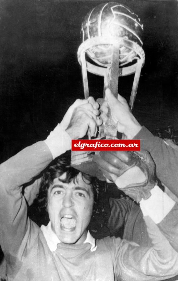 Imagen La recompensa máxima. La Copa Intercontinental frente al Juventus. Y uno advierte al emotivo en la explosión del triunfo, aunque después vuelva a replegarse en ese pudor por manifestarse.
