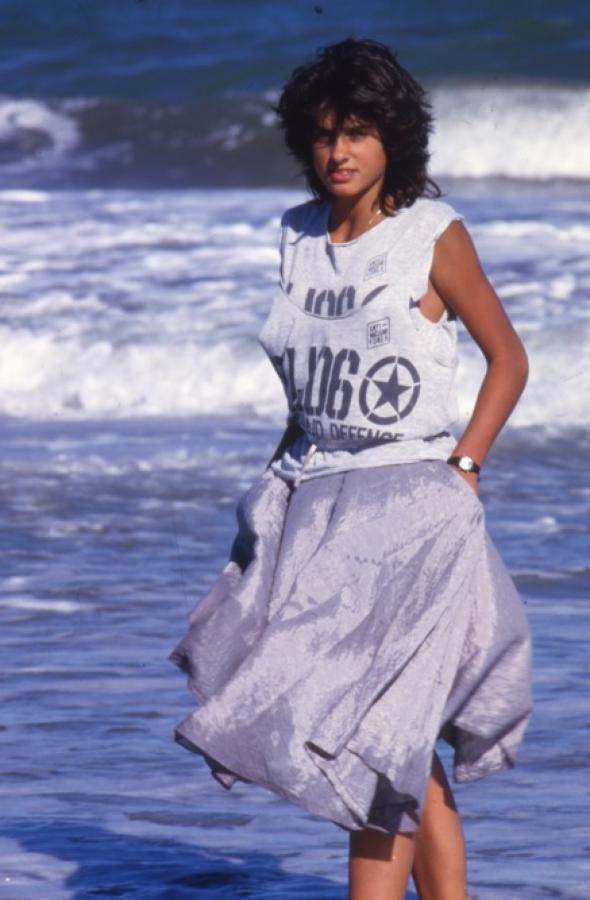 Imagen Gabriela Sabatini, abrazada por el viento y el mar, en 1985.