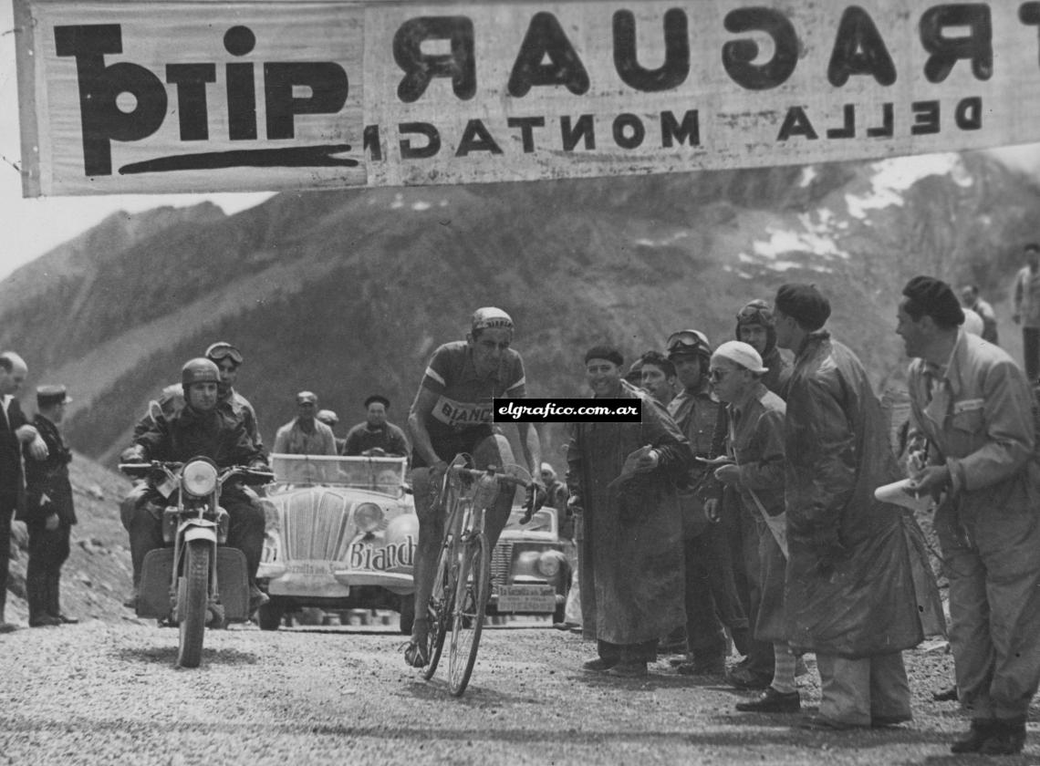 Imagen ¡Primero en el Izoard! ¡Primero en la cuesta más temida del ciclismo de Europa! Coppi hizo de este cerro uno más de sus vencidos. "L'Equipe", de París, anuncia que allí le levantará un monumento. ¡Estupenda idea!