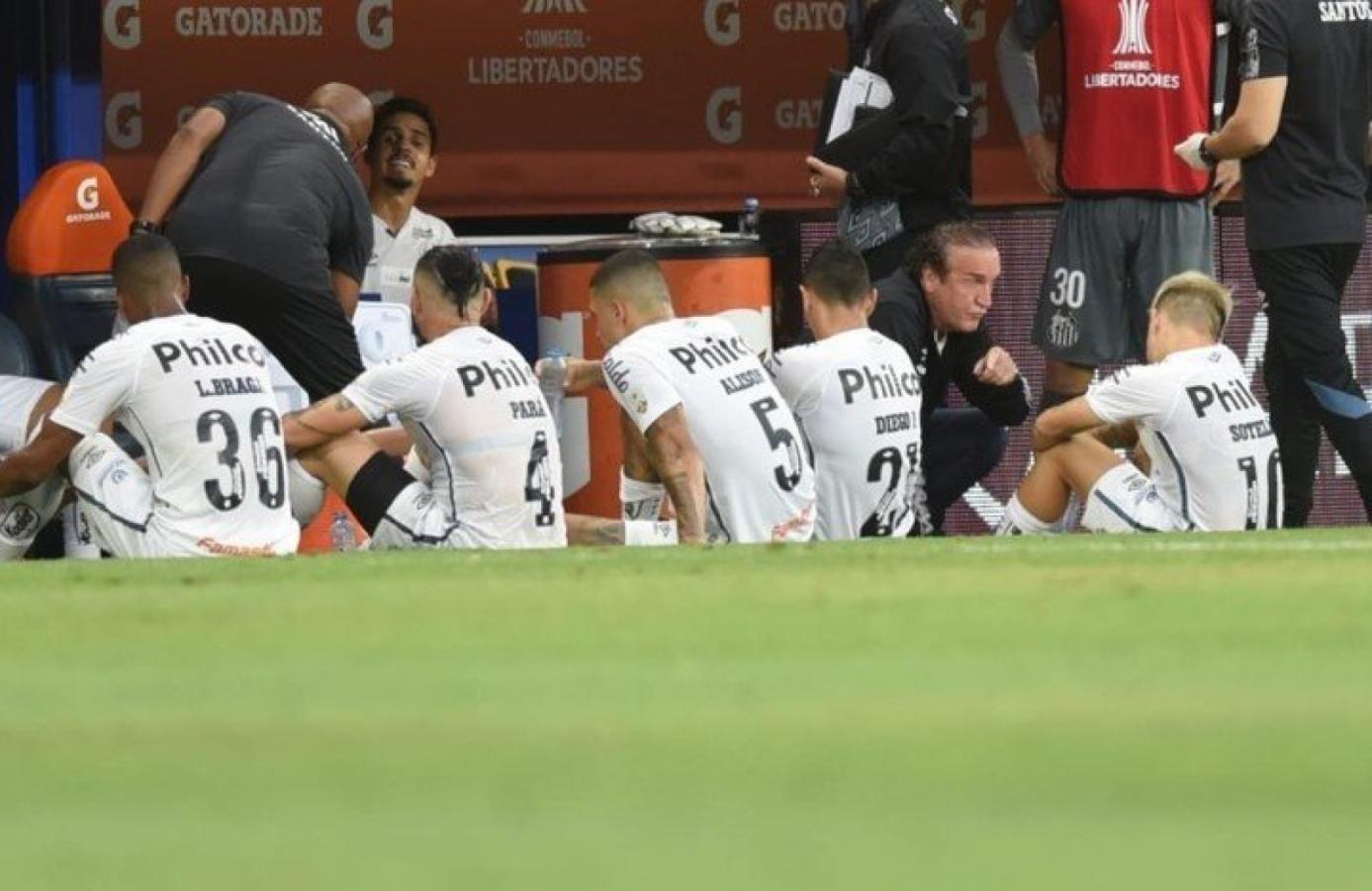 Imagen Cuca dando la charla táctica en el campo de la "Bombonera"