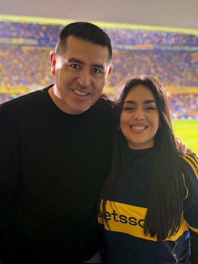 Imagen Riquelme junto con Angela Leiva, la cantante de cumbia, en la Bombonera.