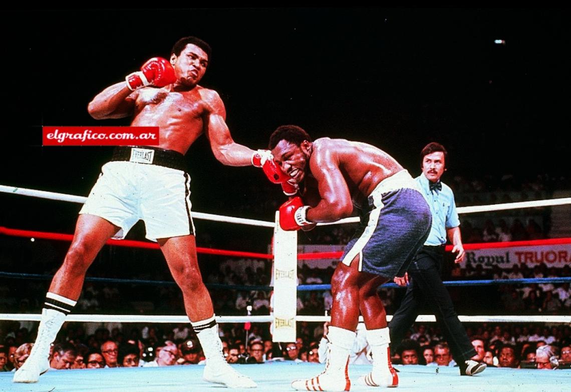 Ante Joe Frazier, su más grande rival. Pelearon tres veces, Alí ganó dos. Esta fue la última, 1975, en Manila.