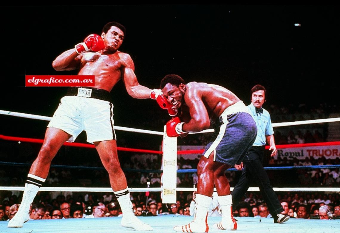 Imagen Ante Joe Frazier, su más grande rival. Pelearon tres veces, Alí ganó dos. Esta fue la última, 1975, en Manila.