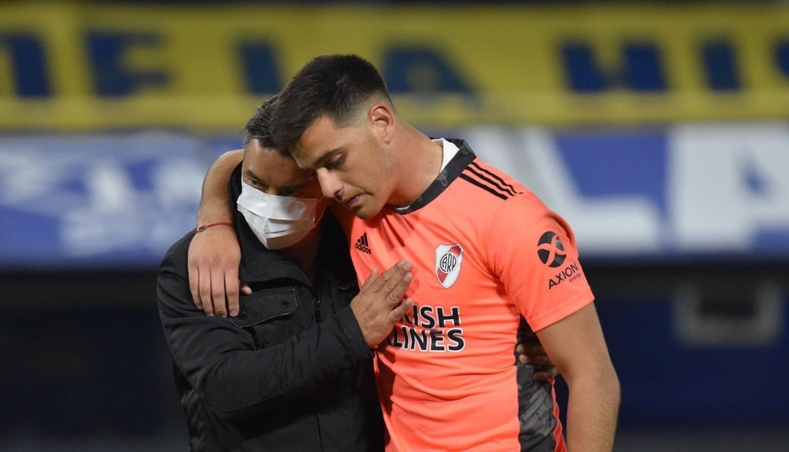 Imagen Gallardo consuela al joven debutante Leo Díaz, tras la eliminación en la Copa de la Liga a manos de Boca.