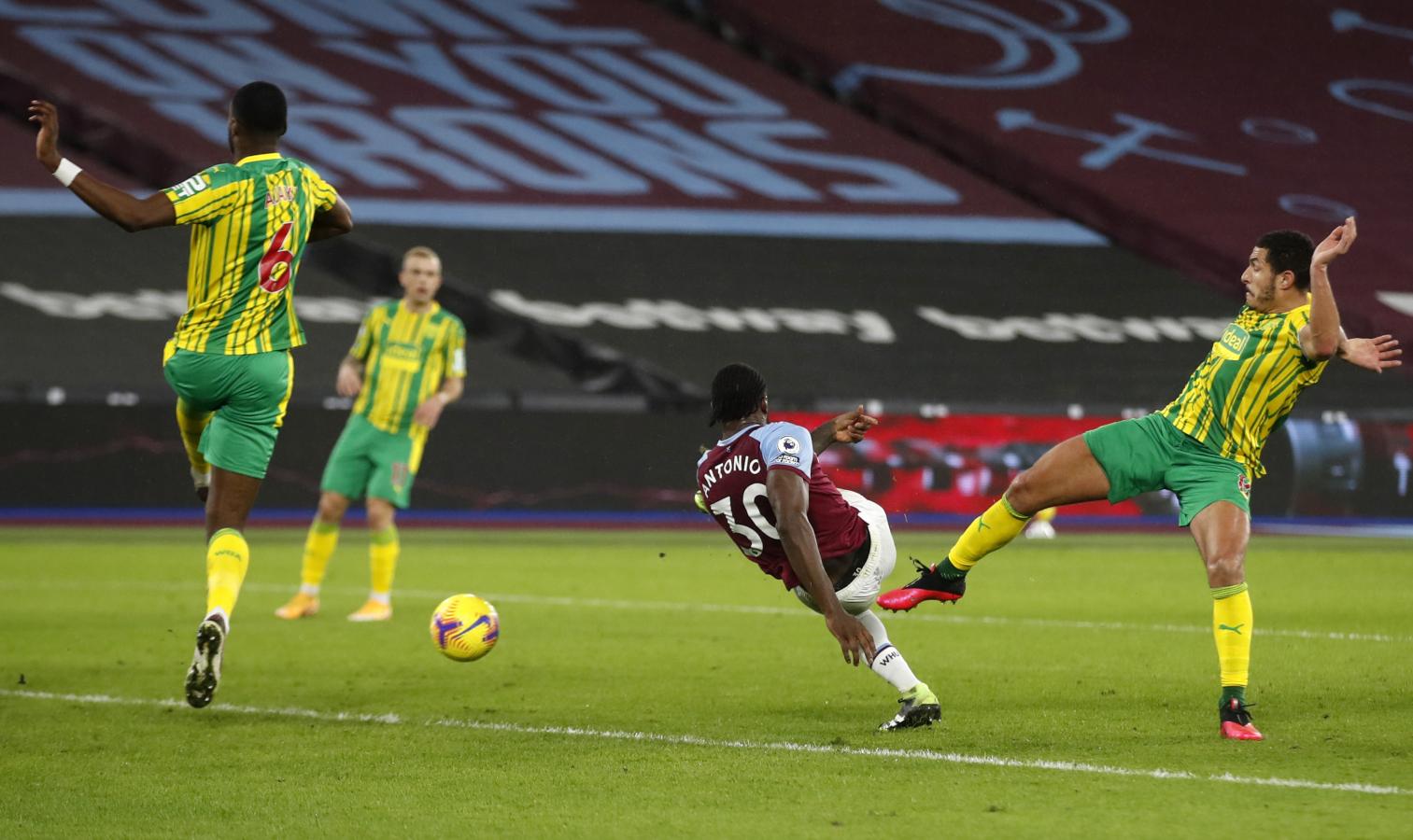 Imagen Michail Antonio, la figura de la cancha, le da el triunfo a West Ham con esta volea.