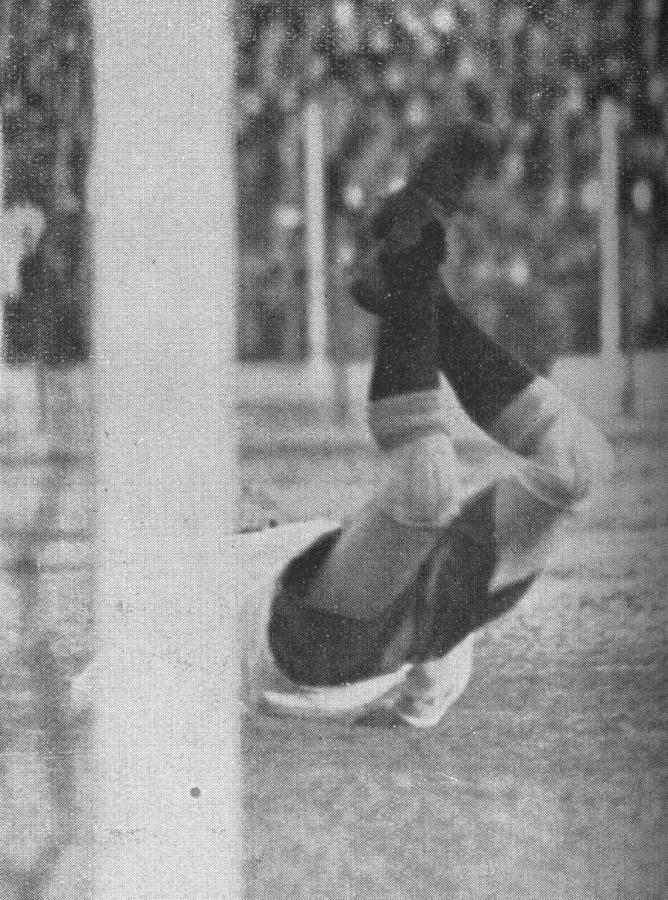 Imagen El goalkeeper de Racing cae vencido nuevamente, a pesar del arrojo con que se tiró al suelo para evitar el contraste. Al señalarse el cuarto goal, Botasso se retiró lesionado.
