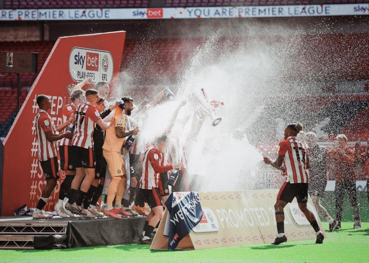 Magnífica postal en Wembley. La locura desatada por parte de Brentford, la Copa pareciera estar suspendida en el aire por el champagne desparramado.