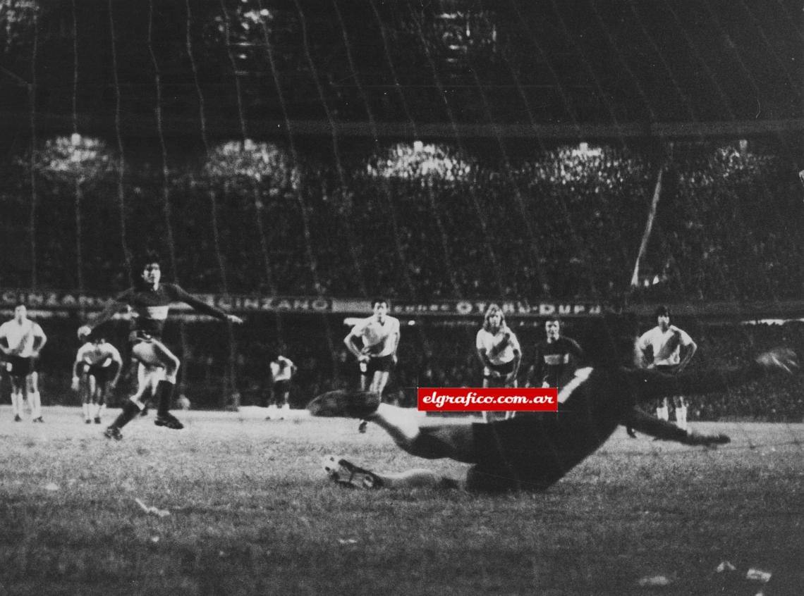 Imagen 17.4.75. Penal atajado a Trobbiani. "Al arquero muchas veces lo come la ansiedad y se mueve antes. Yo trataba de aguantar hasta lo último. Si es ansioso, al arquero pierde el 50% de las condiciones".