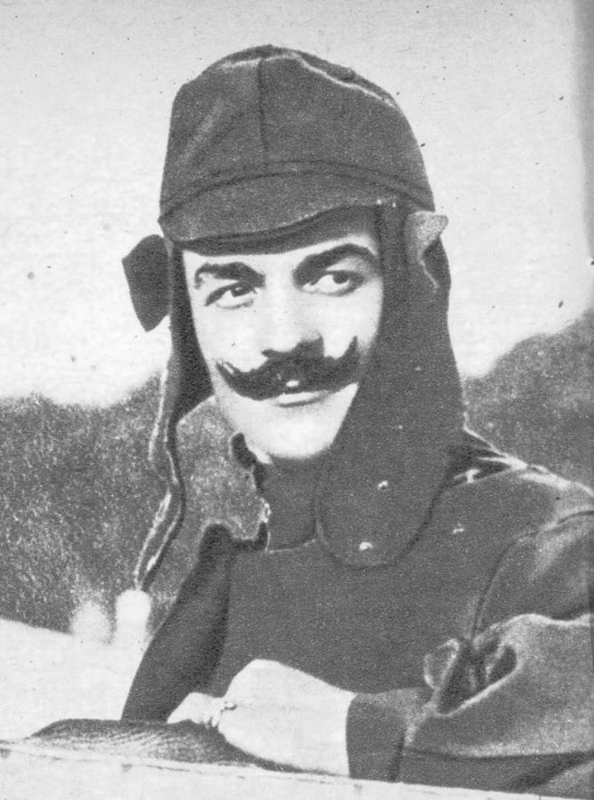 La figura del héroe en una foto del tiempo en que realizaba sus grandes hazañas de aviador, cuando todos los que volaban eran varones que se jugaban la vida. Bartolomé Cattaneo, italiano, estuvo en Buenos Aires desde 1910 hasta 1917 y volvió en 1929.