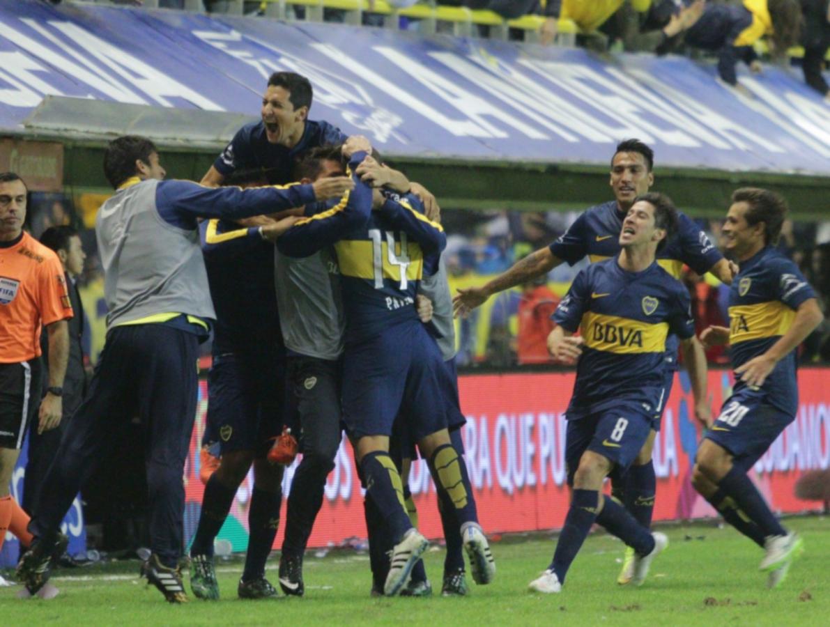Pavón y todo Boca celebran el 2-0. Gallardo, al fondo a la izquierda, lo sufre. Única derrota del Muñeco en la Bombonera por competencias locales.