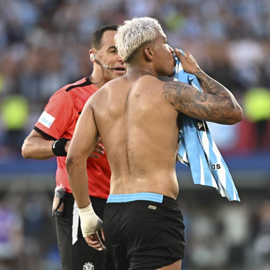 Imagen Roger besa la camiseta de Racing. En ningún momento dudó sobre su vuelta a la Academia-