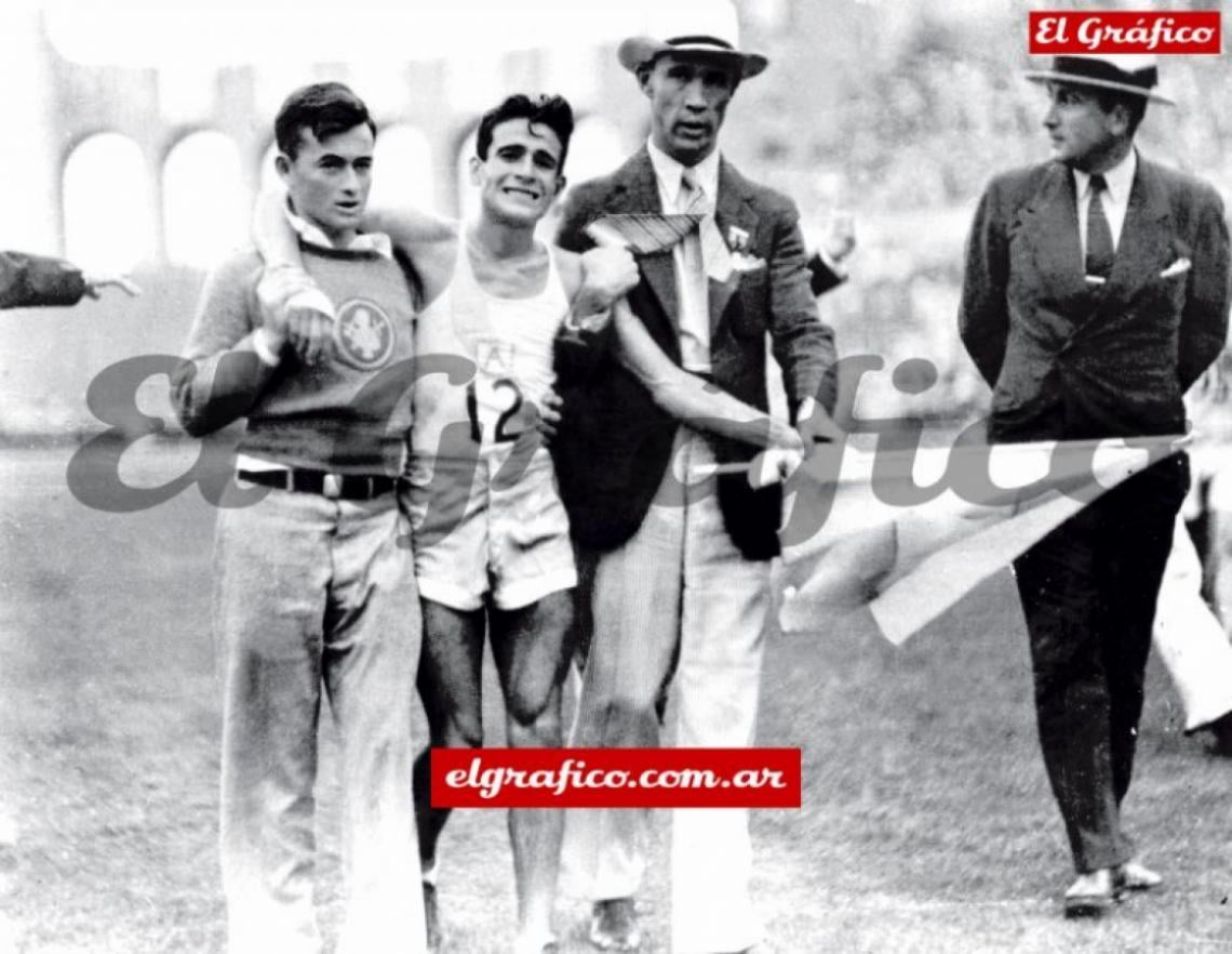 Imagen …Parecía que también los argentinos de la tribuna habían corrido la maratón... Por Zabalita, el héroe, se alzó la bandera en el mástil olímpico. Por Zabalita, el Campeón, se tocó el himno argentino, malísimamente, pero nunca pareció más lindo. Y por Zabalita, el muchacho del pueblo, se puso de pie el estadio entero… (crónica de Frascara. Enviado especial)