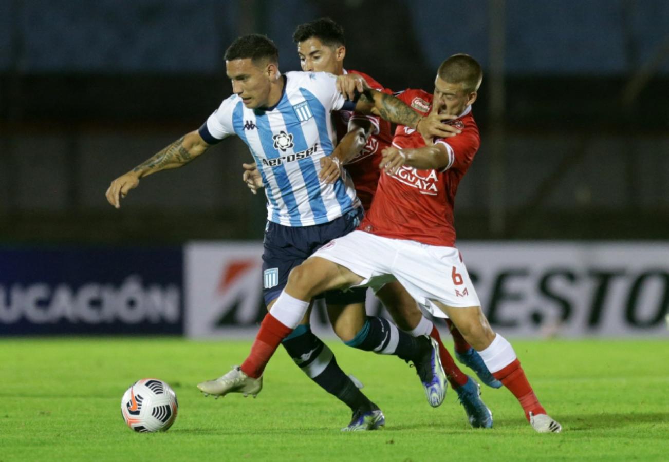 Imagen Copetti lucha la pelota con Francisco Duarte. Partido reñido en el estadio Centenario por la Copa Libertadores. Foto: Matilde Campódonico / POOL / AFP